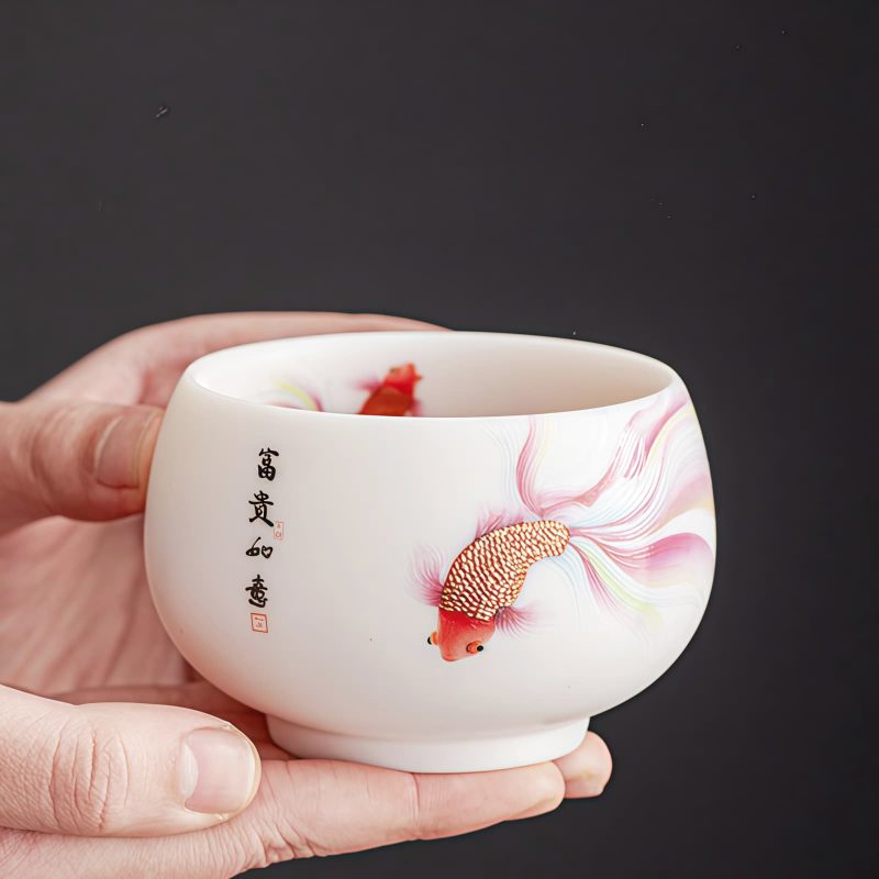 كوب شاي سيراميك أبيض مزخرف بأسماك الكوي White Ceramic Koi Fish Teacup