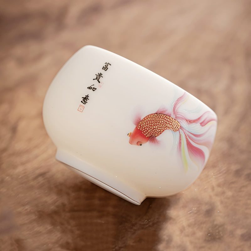 كوب شاي سيراميك أبيض مزخرف بأسماك الكوي White Ceramic Koi Fish Teacup