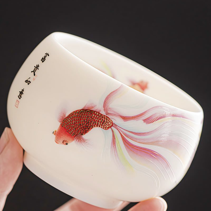 كوب شاي سيراميك أبيض مزخرف بأسماك الكوي White Ceramic Koi Fish Teacup