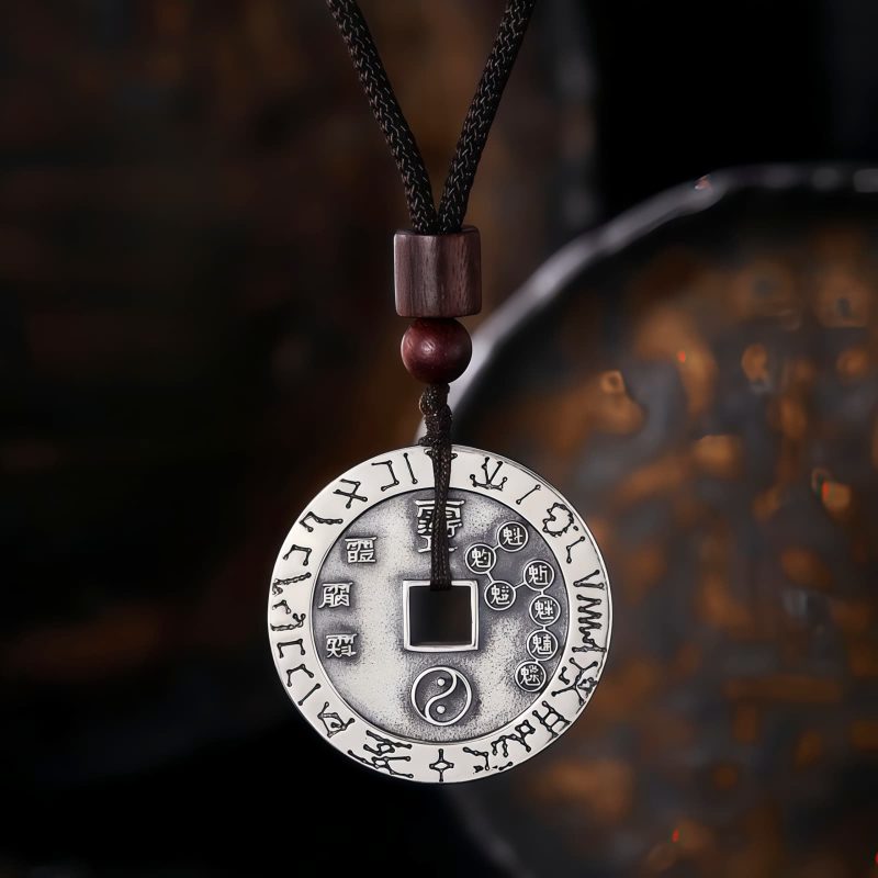 Collar con dije de Bagua Yin Yang chapado en plata Yin Yang Bagua Silver Plated Pendant Necklace
