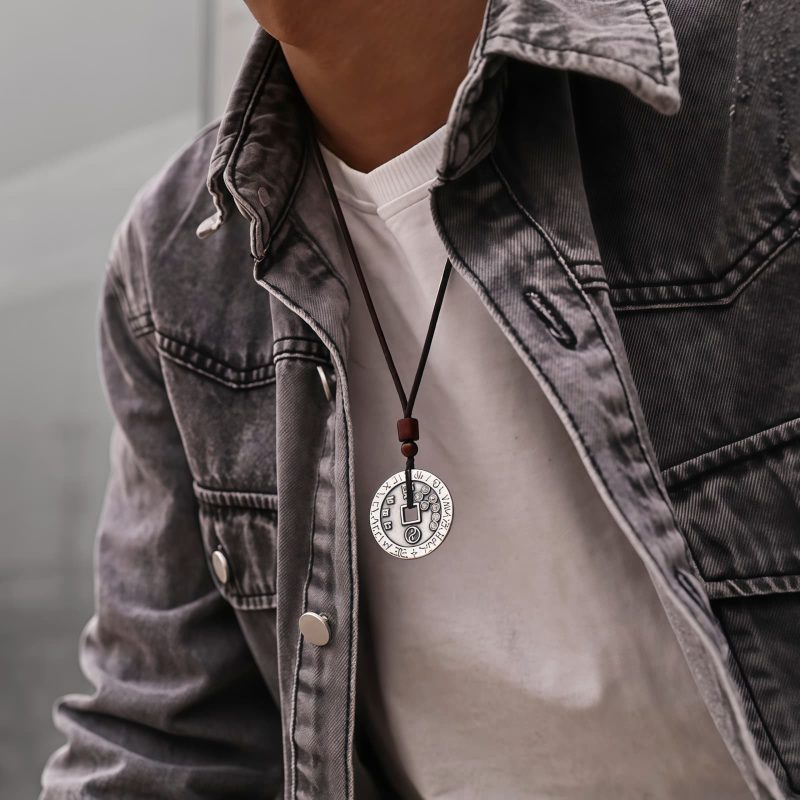 Collar con dije de Bagua Yin Yang chapado en plata Yin Yang Bagua Silver Plated Pendant Necklace
