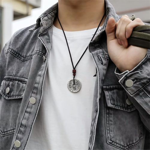 Collar con dije de Bagua Yin Yang chapado en plata Collar con dije de Bagua Yin Yang chapado en plata