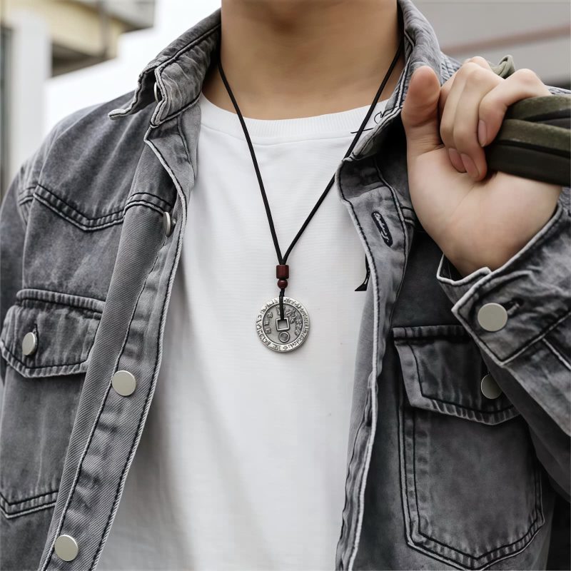 Collar con dije de Bagua Yin Yang chapado en plata Yin Yang Bagua Silver Plated Pendant Necklace