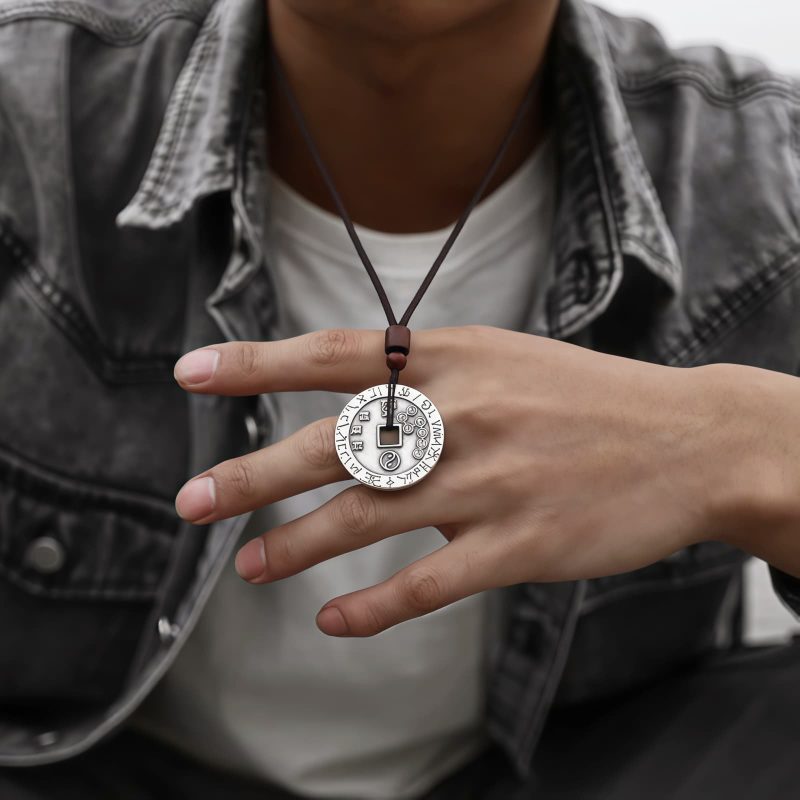 Collar con dije de Bagua Yin Yang chapado en plata Yin Yang Bagua Silver Plated Pendant Necklace