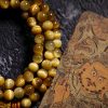 سوار يد من خرز مالا 108 حبة من عين النمر مع شرابة دورجي 108 Mala Beads Tiger Eye Dorje Tassel Bracelet