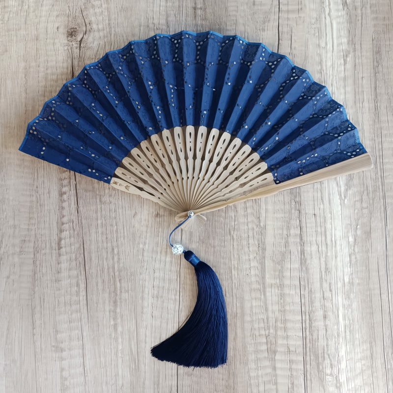 竹製ハンドル付き刺繍綿折りたたみ扇 Embroidered Cotton Folding Fan with Bamboo Handle