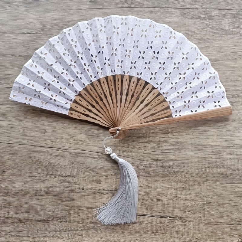 竹製ハンドル付き刺繍綿折りたたみ扇 Embroidered Cotton Folding Fan with Bamboo Handle