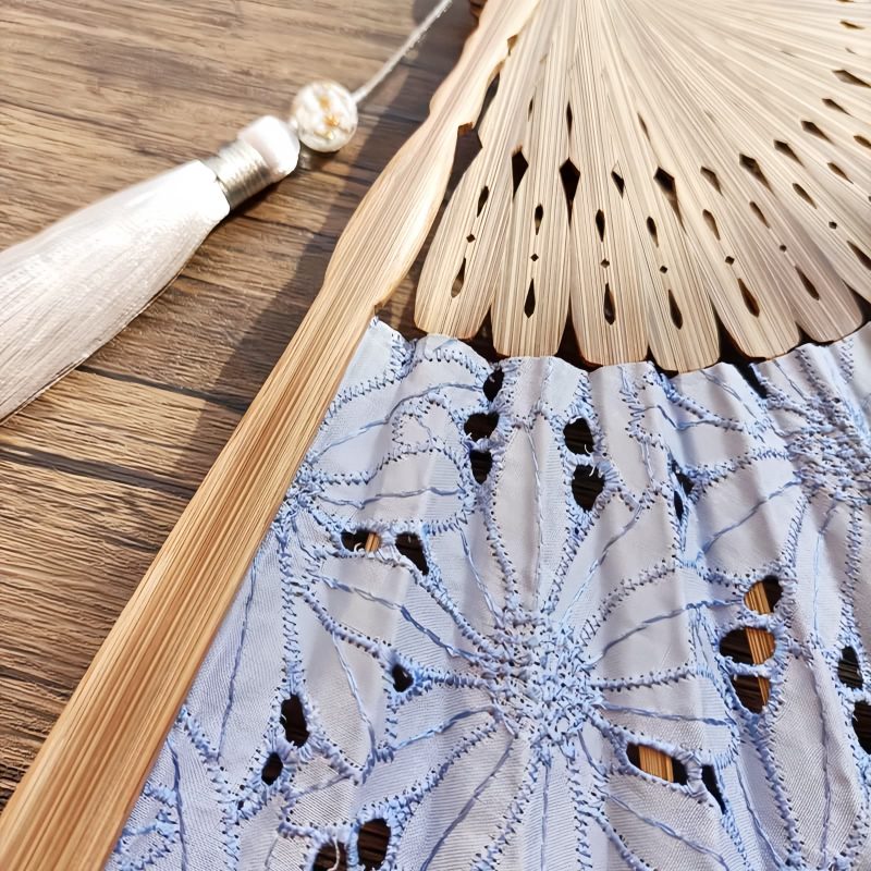 竹製ハンドル付き刺繍綿折りたたみ扇 Embroidered Cotton Folding Fan with Bamboo Handle