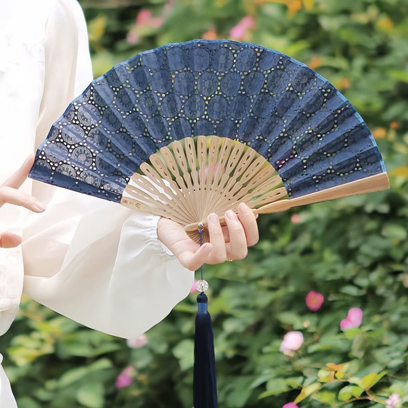 竹製ハンドル付き刺繍綿折りたたみ扇 Embroidered Cotton Folding Fan with Bamboo Handle