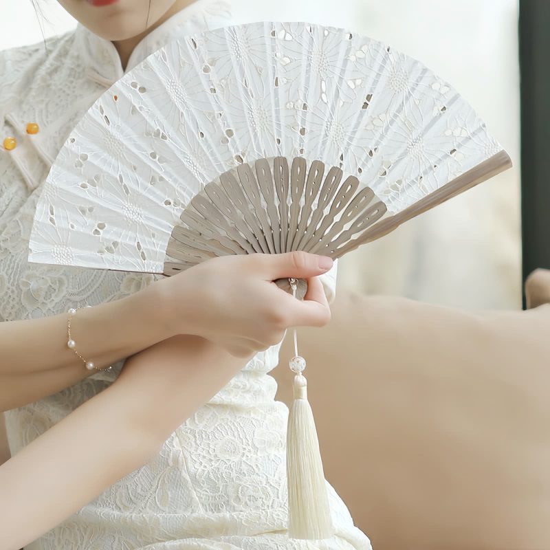 竹製ハンドル付き刺繍綿折りたたみ扇 Embroidered Cotton Folding Fan with Bamboo Handle