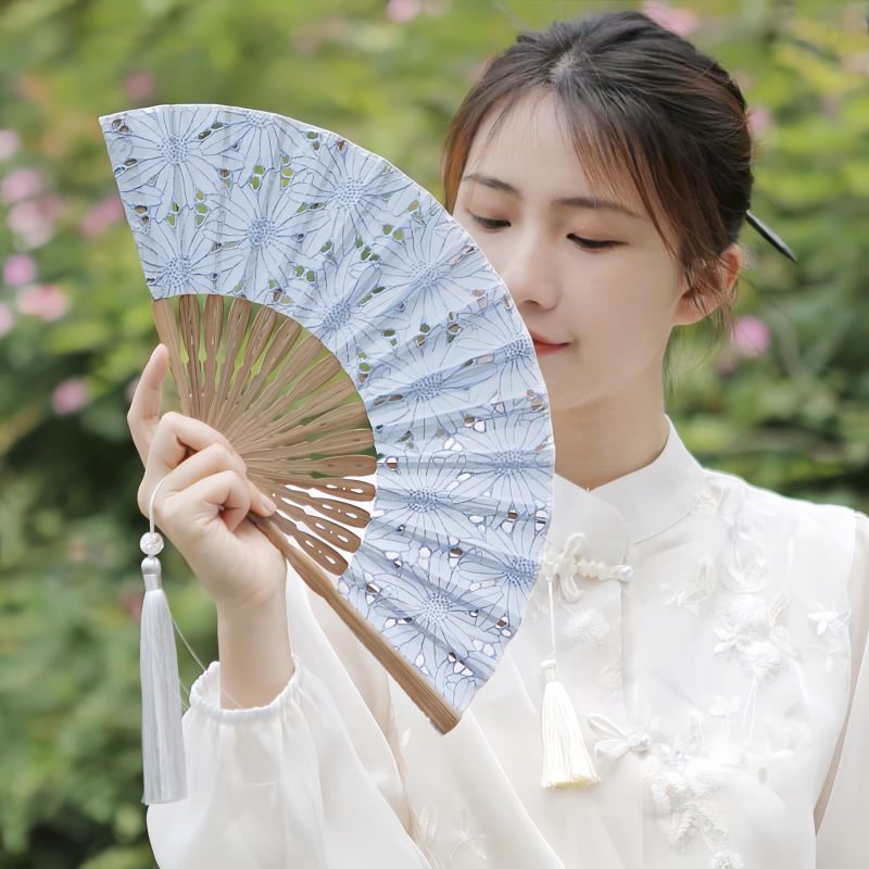 竹製ハンドル付き刺繍綿折りたたみ扇 Embroidered Cotton Folding Fan with Bamboo Handle