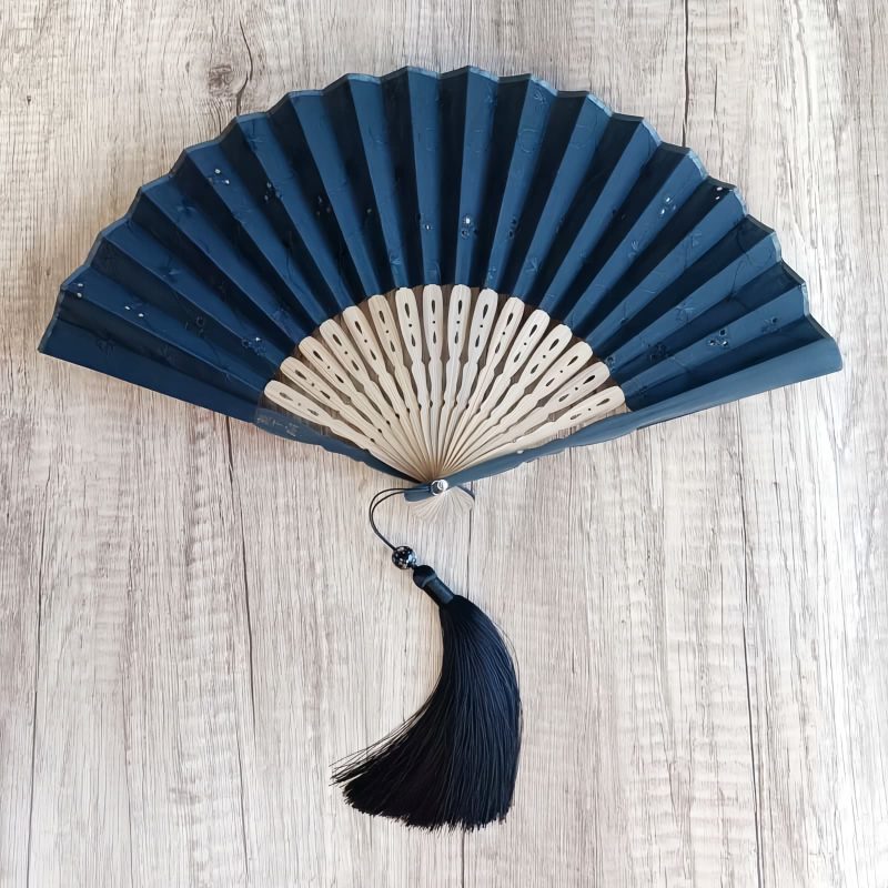 竹製ハンドル付き刺繍綿折りたたみ扇 Embroidered Cotton Folding Fan with Bamboo Handle