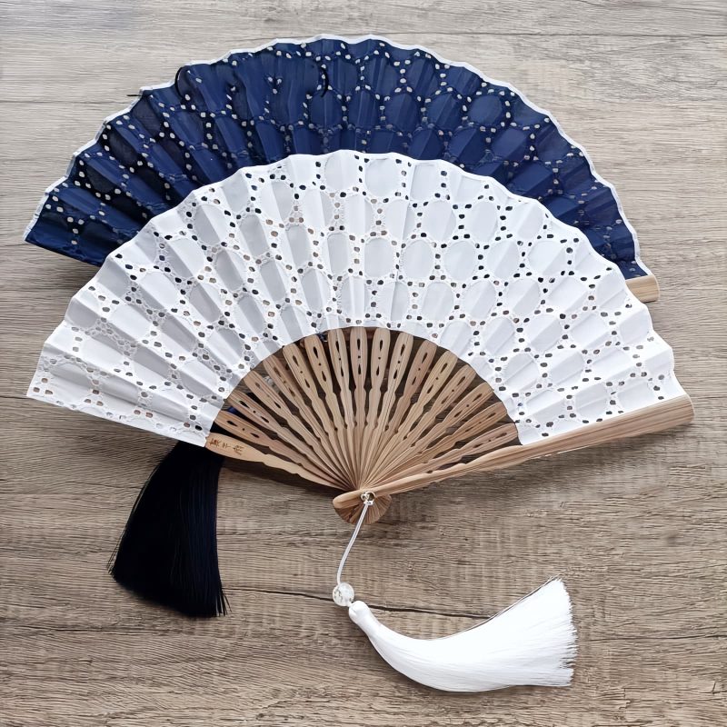 竹製ハンドル付き刺繍綿折りたたみ扇 Embroidered Cotton Folding Fan with Bamboo Handle