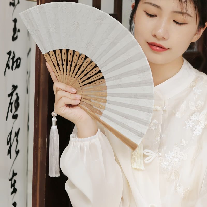 竹製ハンドル付き刺繍綿折りたたみ扇 Embroidered Cotton Folding Fan with Bamboo Handle