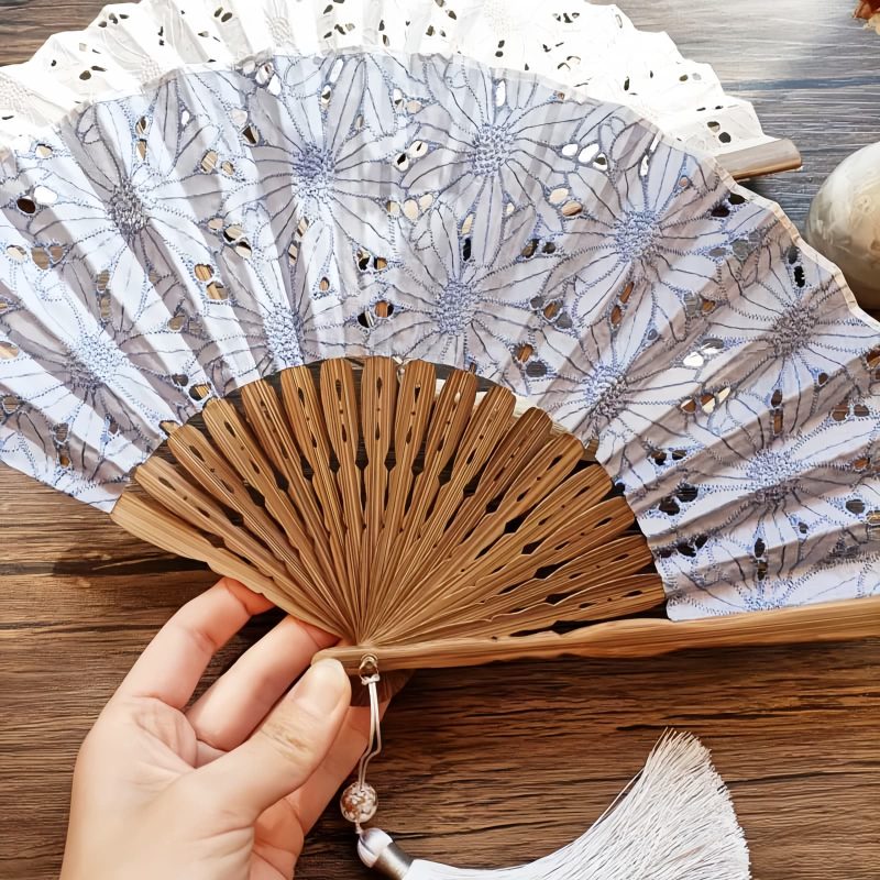 竹製ハンドル付き刺繍綿折りたたみ扇 Embroidered Cotton Folding Fan with Bamboo Handle