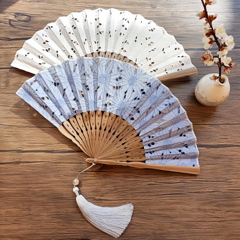 竹製ハンドル付き刺繍綿折りたたみ扇 Embroidered Cotton Folding Fan with Bamboo Handle
