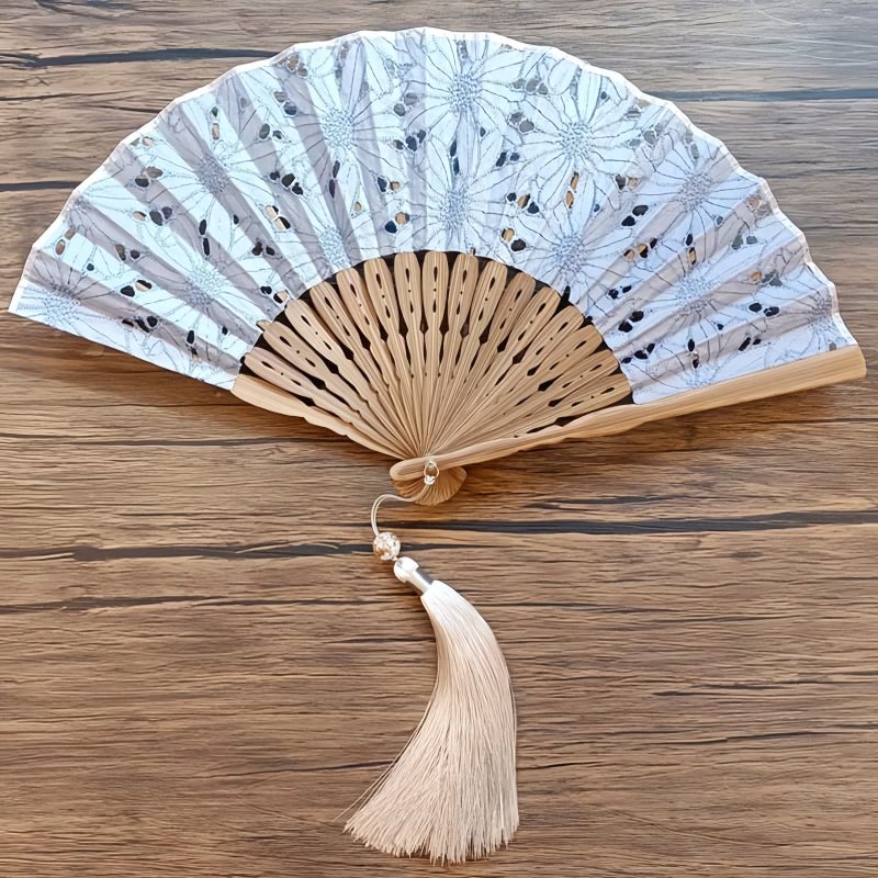 竹製ハンドル付き刺繍綿折りたたみ扇 Embroidered Cotton Folding Fan with Bamboo Handle