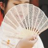 Abanico Plegable de Bambú con Encaje Rosa y Borlas Rose Lace Bamboo Folding Fan with Tassels