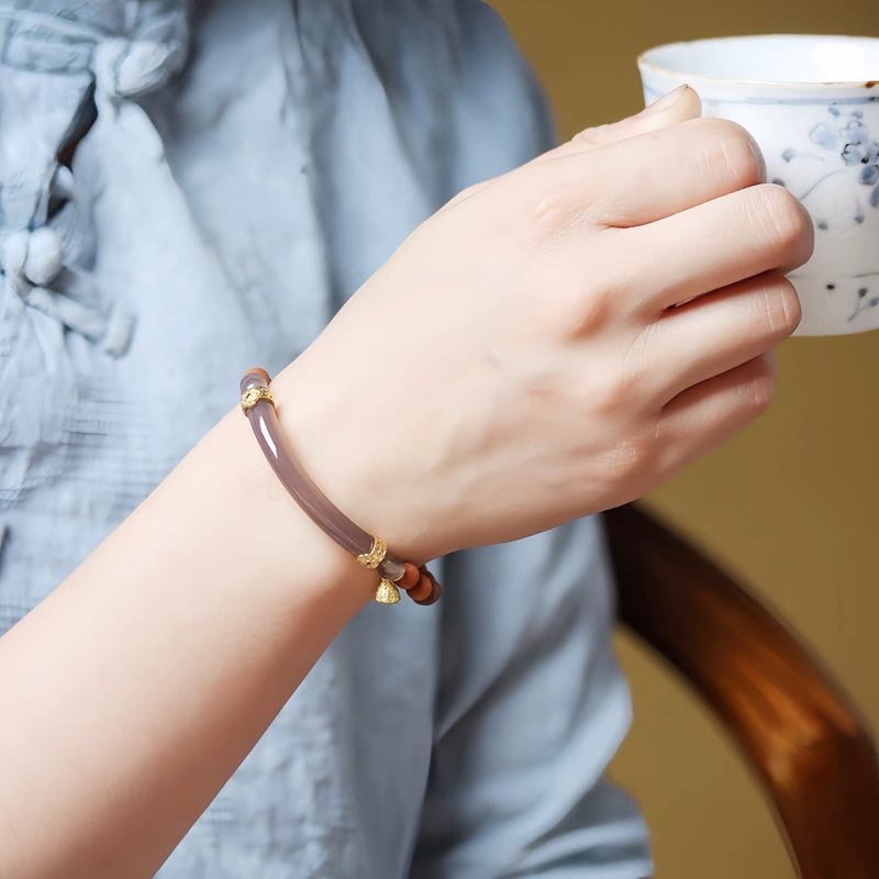 Pulsera de brazalete de sándalo y calcedonia gris Sandalwood Gray Chalcedony Cuff Bracelet