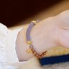 Pulsera de brazalete de sándalo y calcedonia gris Sandalwood Gray Chalcedony Cuff Bracelet