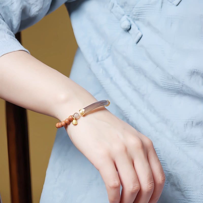 Pulsera de brazalete de sándalo y calcedonia gris Sandalwood Gray Chalcedony Cuff Bracelet