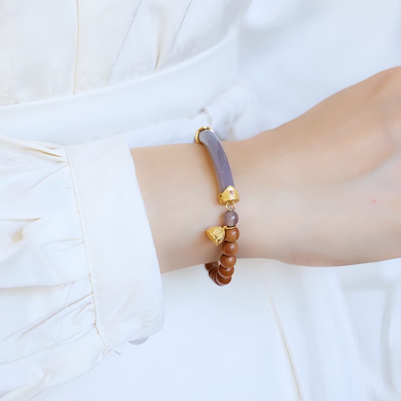 Pulsera de brazalete de sándalo y calcedonia gris Sandalwood Gray Chalcedony Cuff Bracelet