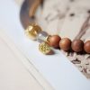 Pulsera de brazalete de sándalo y calcedonia gris Sandalwood Gray Chalcedony Cuff Bracelet
