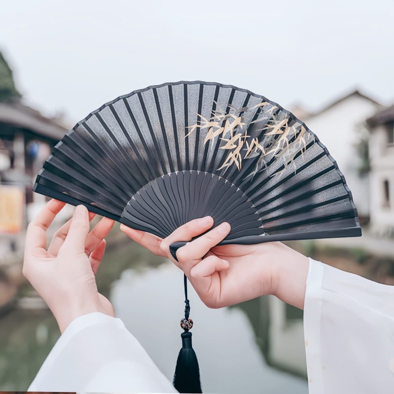 مروحة قابلة للطي من أوراق الخيزران السوداء الحريرية Silk Black Bamboo Leaf Folding Fan