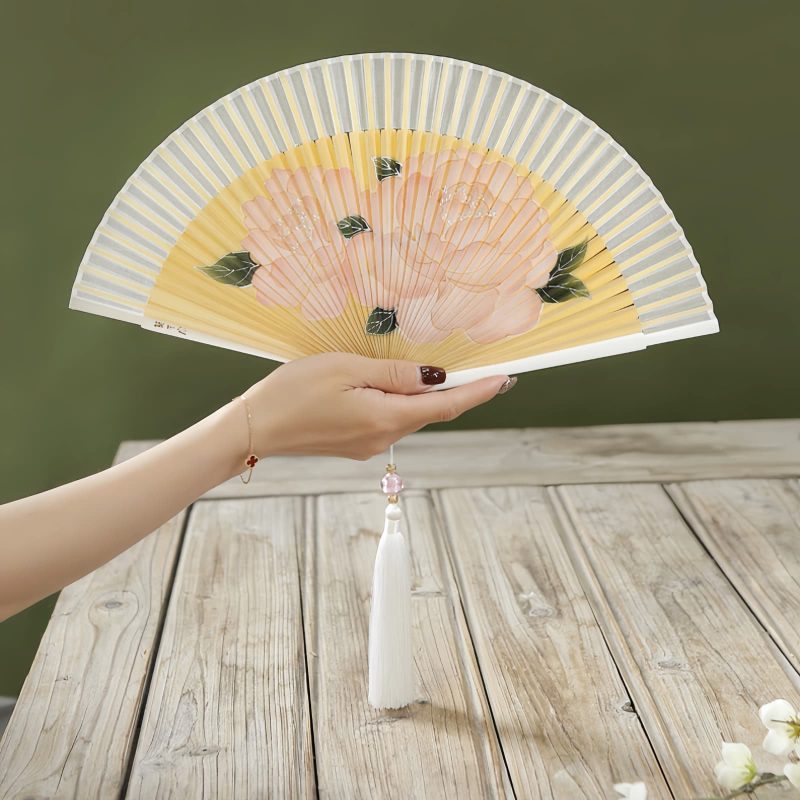 Abanico Plegable de Peonía de Seda con Marco de Bambú Silk Peony Folding Fan with Bamboo Frame