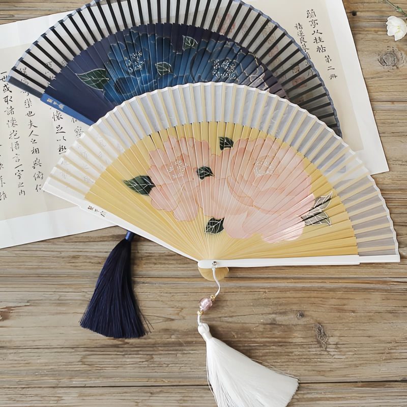 Abanico Plegable de Peonía de Seda con Marco de Bambú Silk Peony Folding Fan with Bamboo Frame