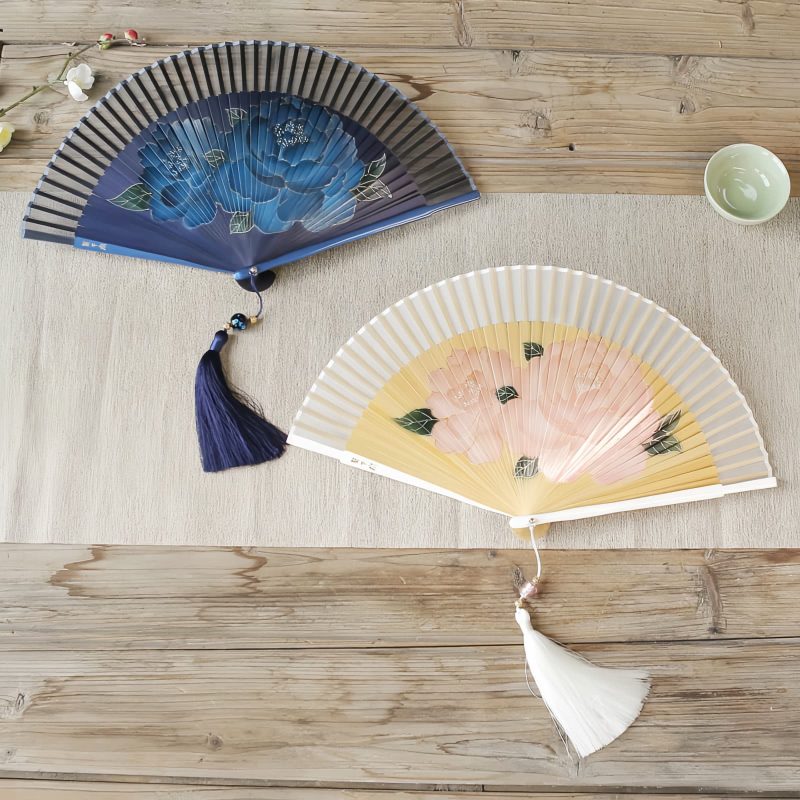 Abanico Plegable de Peonía de Seda con Marco de Bambú Silk Peony Folding Fan with Bamboo Frame