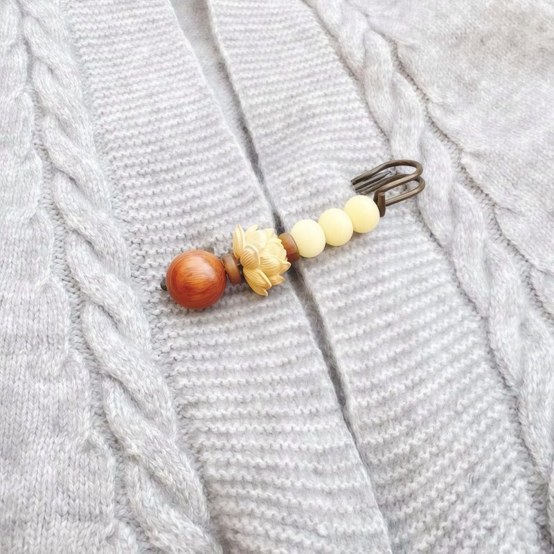Pin Damai Biji Bodhi Vintage dari Kayu Cendana Vintage Bodhi Seed Sandalwood Peace Brooch