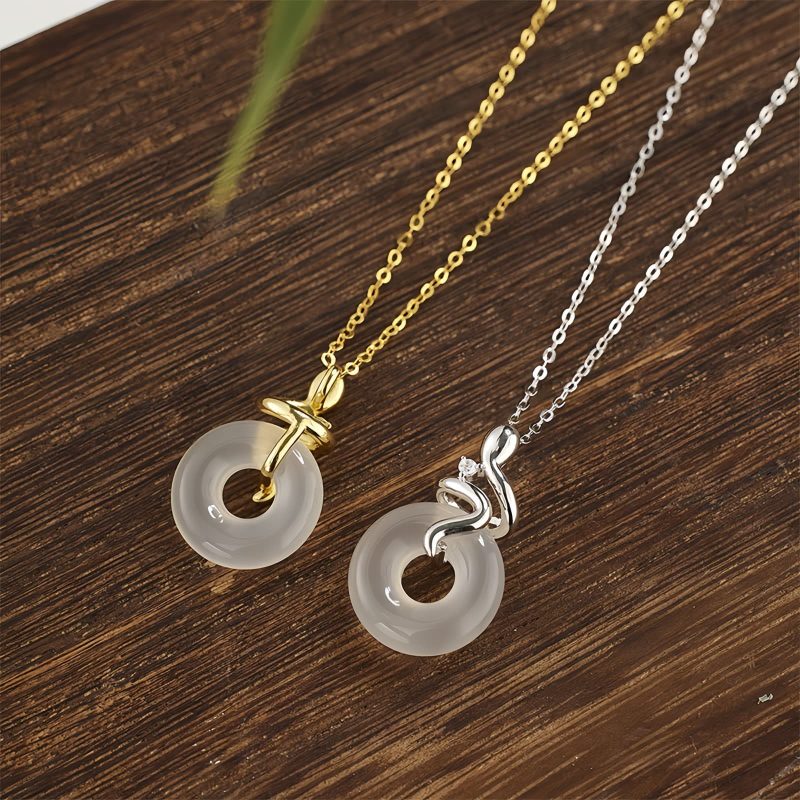 Colar Pingente de Calcedónia Ano da Serpente em Prata 925 925 Silver Snake Year Chalcedony Peace Pendant Necklace