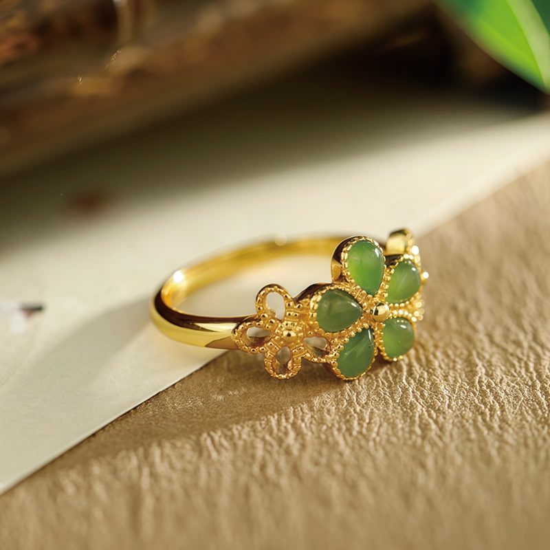 Anillo de Prosperidad de Jade de Hetian en Plata 925 con Flor de Oro Hetian Jade Prosperity Ring in 925 Silver with Gold Flower