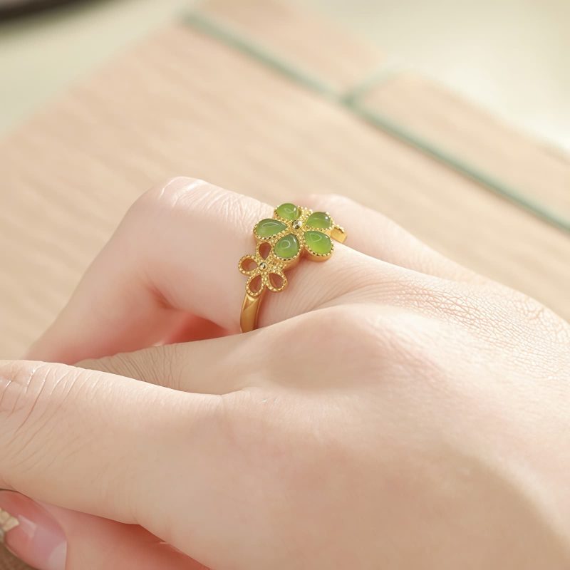 Anillo de Prosperidad de Jade de Hetian en Plata 925 con Flor de Oro Hetian Jade Prosperity Ring in 925 Silver with Gold Flower