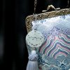 Bolso Cruzado de Cadena Metálica con Olas del Océano Ocean Waves Metal Chain Crossbody Bag