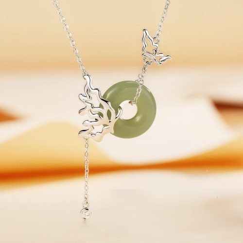 Collar de Paz con Mariposa de Jade de Hetian Collar de Paz con Mariposa de Jade de Hetian