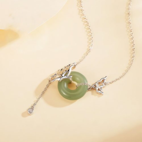 Collar de Paz con Mariposa de Jade de Hetian Collar de Paz con Mariposa de Jade de Hetian