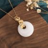 Collar con dije de pez Koi de jade blanco para atraer la riqueza White Jade Koi Fish Wealth Pendant Necklace