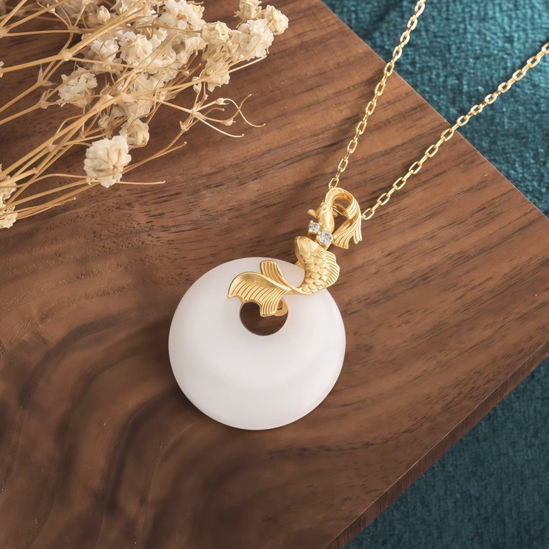 Collar con dije de pez Koi de jade blanco para atraer la riqueza White Jade Koi Fish Wealth Pendant Necklace