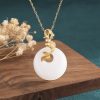 Collar con dije de pez Koi de jade blanco para atraer la riqueza White Jade Koi Fish Wealth Pendant Necklace