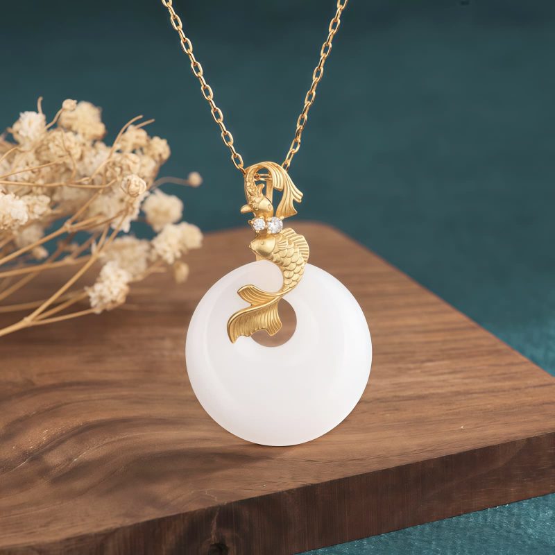 Collar con dije de pez Koi de jade blanco para atraer la riqueza White Jade Koi Fish Wealth Pendant Necklace