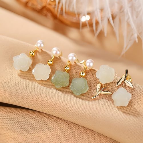 Aretes de Flor de Jade con baño de Oro en Plata 925 Aretes de Flor de Jade con baño de Oro en Plata 925
