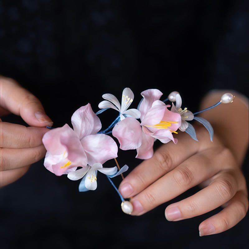 Broche de Iris Rosa de Seda de Morera Hecha a Mano Handmade Mulberry Silk Pink Iris Brooch