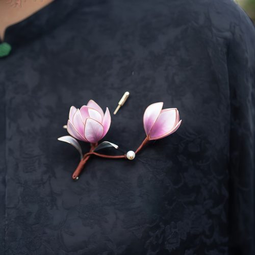 Broche de Magnolia Púrpura de Seda de Morera Artesanal Broche de Magnolia Púrpura de Seda de Morera Artesanal