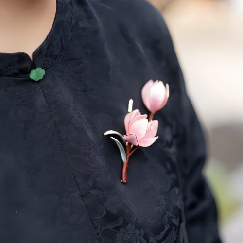 Broche de Magnolia Púrpura de Seda de Morera Artesanal Broche de Magnolia Púrpura de Seda de Morera Artesanal