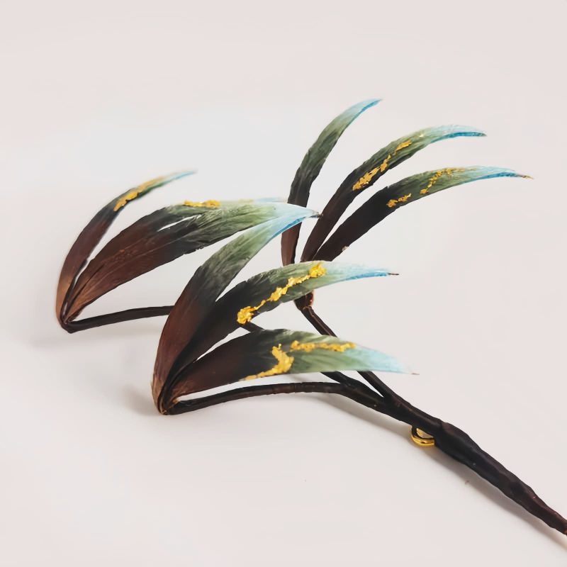 Broche de Flor de Seda de Morera Artesanal con Hojas de Bambú Handmade Mulberry Silk Flower Brooch with Bamboo Leaves