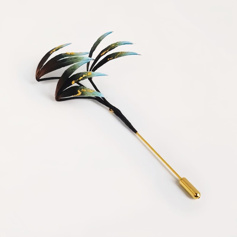 Broche de Flor de Seda de Morera Artesanal con Hojas de Bambú Handmade Mulberry Silk Flower Brooch with Bamboo Leaves