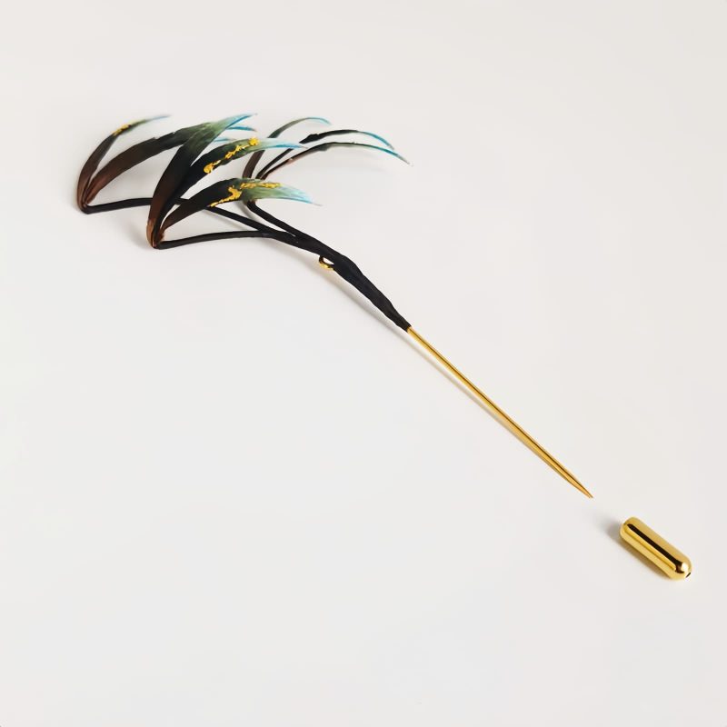 Broche de Flor de Seda de Morera Artesanal con Hojas de Bambú Handmade Mulberry Silk Flower Brooch with Bamboo Leaves
