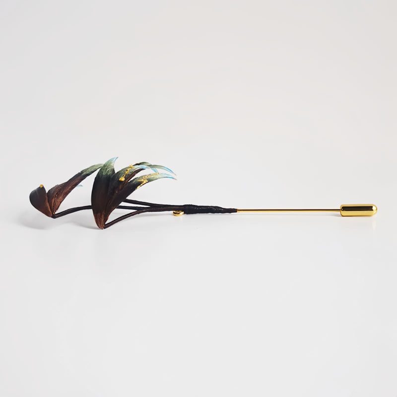 Broche de Flor de Seda de Morera Artesanal con Hojas de Bambú Handmade Mulberry Silk Flower Brooch with Bamboo Leaves